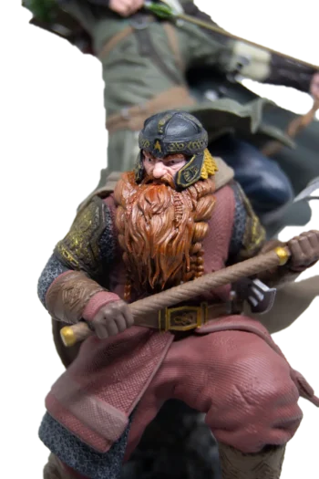 3D Фигура: Герои на Средната Земя - Близък план на Гимли с изразителен поглед, облечен в детайлна броня и шлем, държащ брадва, с Леголас на заден план, подготвен за стрелба.