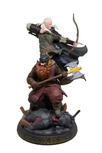 3D Фигура: Герои на Средната Земя - Леголас и Гимли в динамична битка – Леголас с опънат лък, а Гимли, стъпил върху главата на орк, държи брадва. Декоративна основа със сложни орнаменти и реалистични детайли.