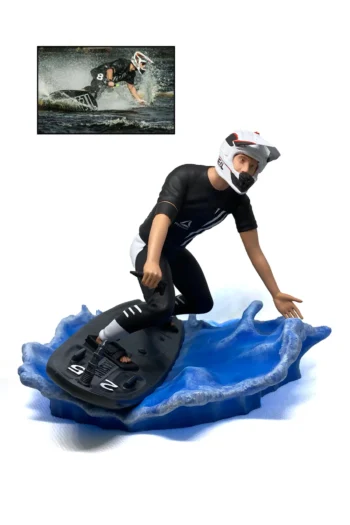 Персонализирана 3D фигура на състезател на джетборд върху синя водна основа, по снимка.