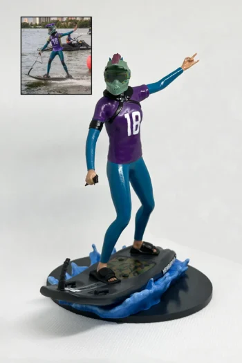 Персонализирана 3D фигура по снимка на джетбордист с екипировка и номер 18, върху водна основа.