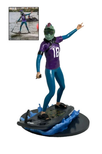 Персонализирана 3D фигура по снимка на джетбордист с екипировка и номер 18, върху водна основа.