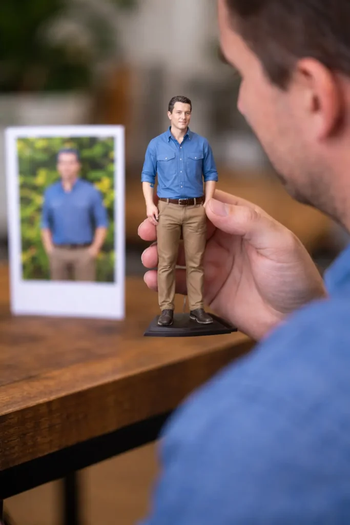 Реалистична 3D фигура на човек, изработена по снимка. Подходяща за персонален подарък с емоция и висока детайлност.