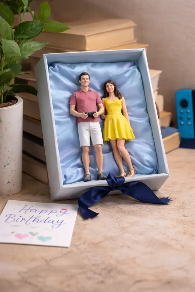 Подаръчна кутия с две персонализирани 3D фигури на хора. Идея за годишнина, рожден ден или специален повод.