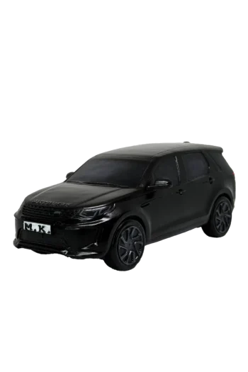 Преден ъглов изглед на черна персонализирана 3D фигура на SUV автомобил (Discovery) с табела „M.K.“ на бял фон.