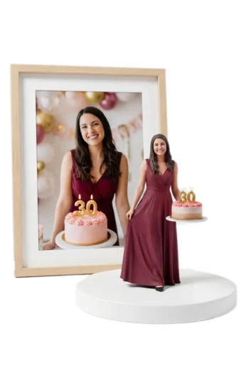 Персонализирана 3D фигура по снимка за 30-ти рожден ден – жена в бордо рокля с торта и свещи „30“, до рамка със снимка.