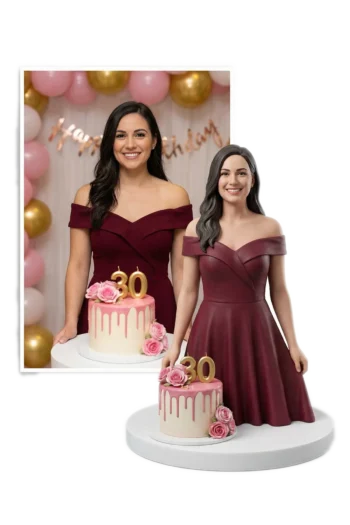 Персонализирана 3D фигура по снимка за рожден ден – жена в бордо рокля с торта и свещи „30“, върху бяла основа.