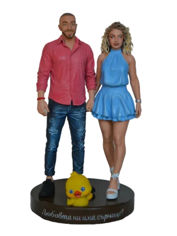 Ръчно боядисана персонализирана 3D фигура на влюбена двойка върху кръгла основа с надпис и малко патенце, изработена по снимка като романтичен подарък.