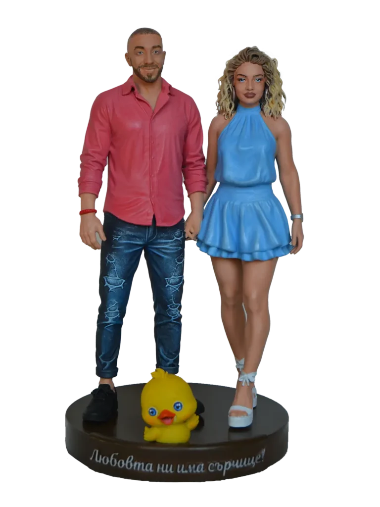 Ръчно боядисана персонализирана 3D фигура на влюбена двойка върху кръгла основа с надпис и малко патенце, изработена по снимка като романтичен подарък.